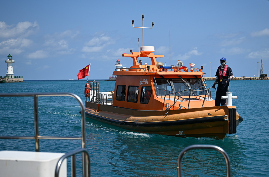 3月20日，一艘載有乘客的海上交通保障船由海南三沙趙述島駛抵永興島碼頭。新華社記者 蒲曉旭 攝