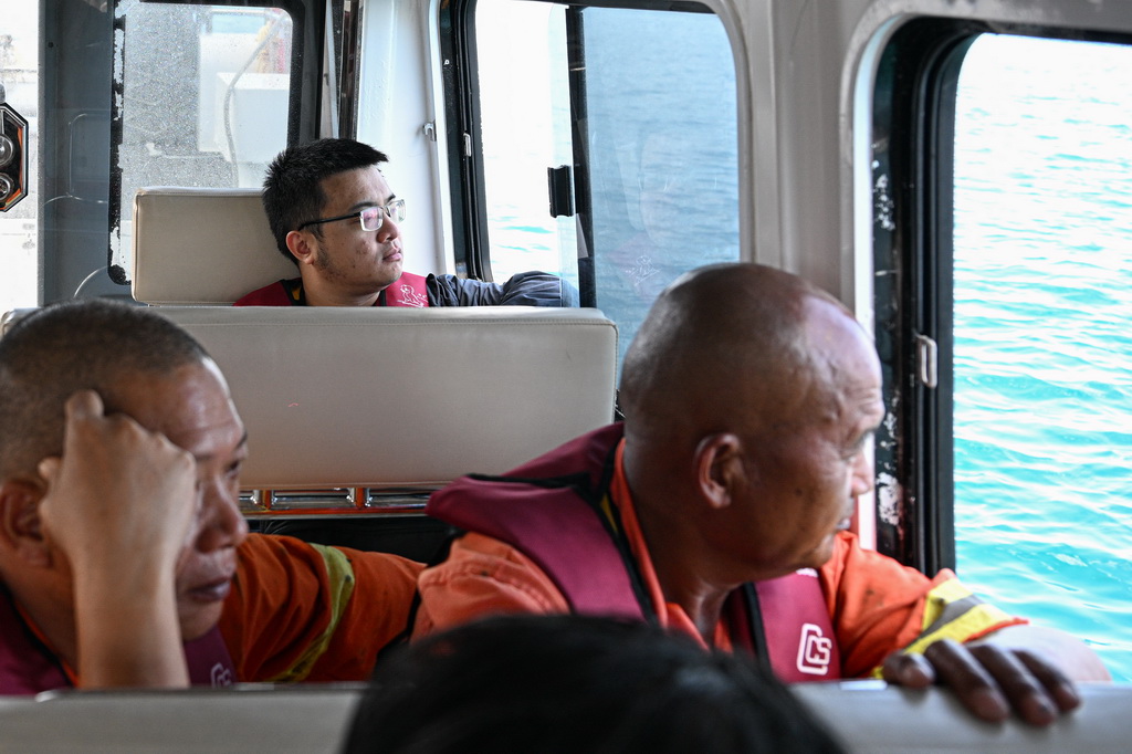 3月19日，乘客乘坐海上交通保障船由海南三沙永興島前往趙述島。新華社記者 蒲曉旭 攝