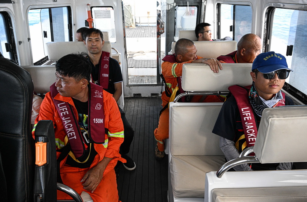 3月19日，乘客乘坐海上交通保障船由海南三沙永興島前往趙述島。新華社記者 蒲曉旭 攝