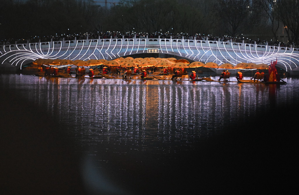 北京:“金龍”巡春亮馬河【2】