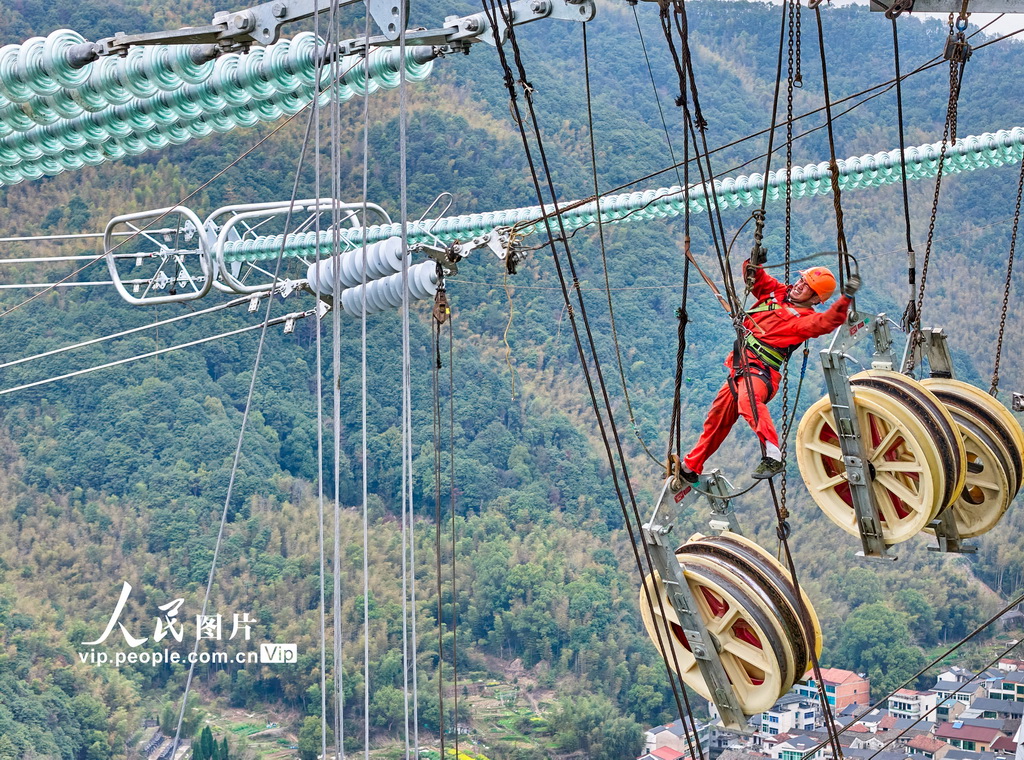 浙江诸暨：电力工人进行高空架线作业【2】