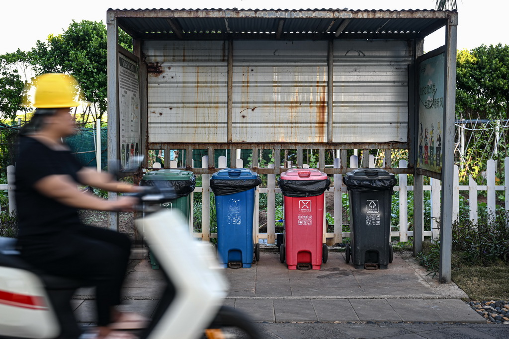 3月19日在海南三沙赵述岛拍摄的垃圾分类收集站。