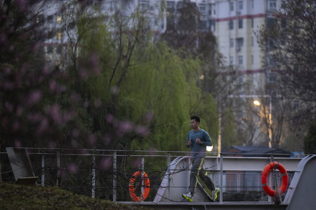 市民在武汉沙湖公园跑步（3月21日摄）。新华社记者 伍志尊 摄