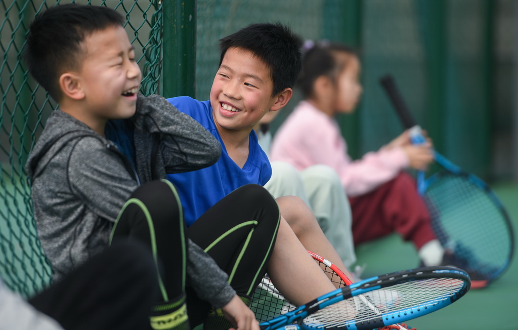 小朋友在湖北省京山市文峰公园网球场休息玩耍（2024年3月22日摄）。新华社记者 杜子璇 摄