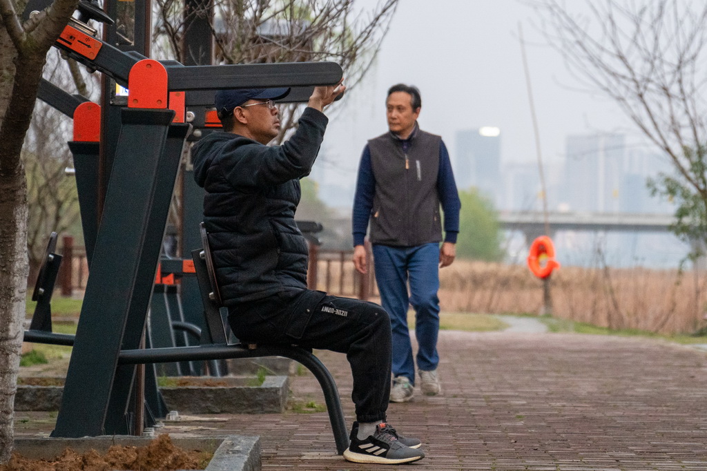 市民在武汉沙湖公园锻炼（3月21日摄）。新华社记者 伍志尊 摄