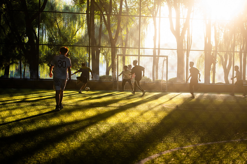 市民在武汉市武昌江滩公园中踢足球（2023年11月20日摄）。新华社记者 杜子璇 摄