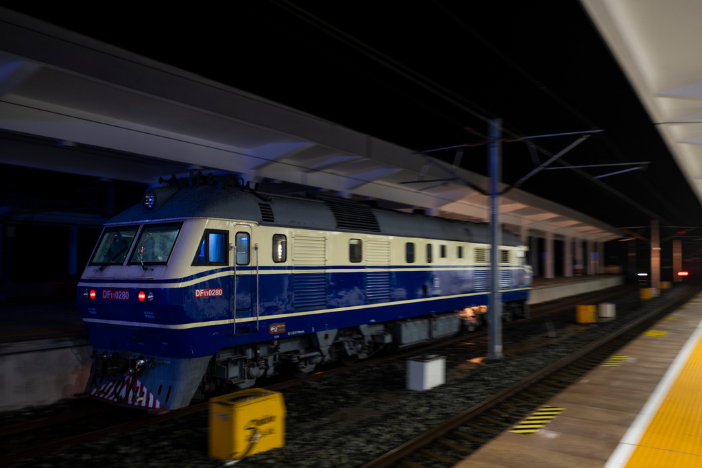 3月24日凌晨，检测列车抵达十堰东站进行编组作业。