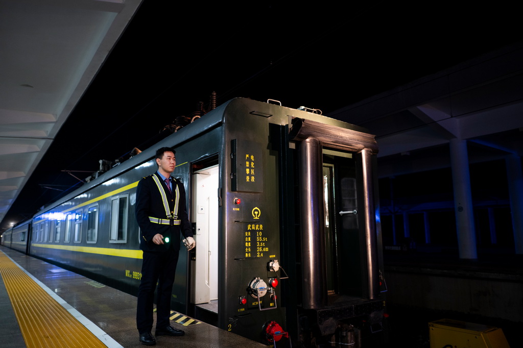 3月24日凌晨，檢測列車抵達十堰東站進行編組作業。