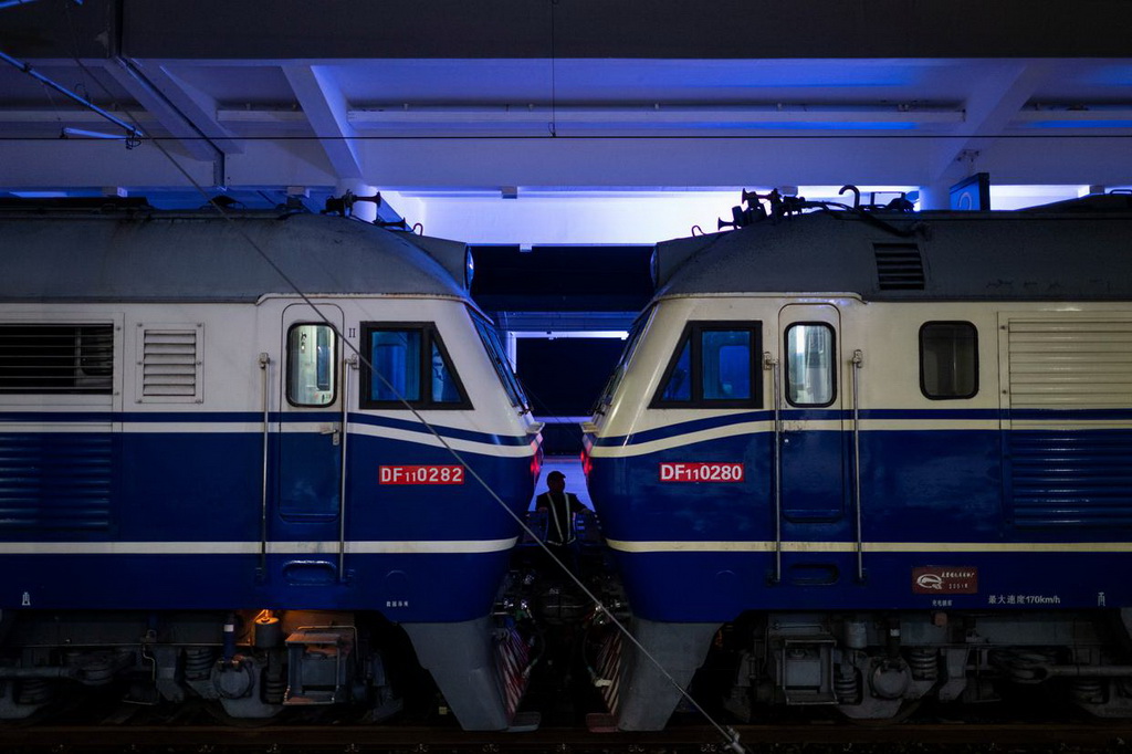 3月24日凌晨，检测列车抵达十堰东站进行编组作业。