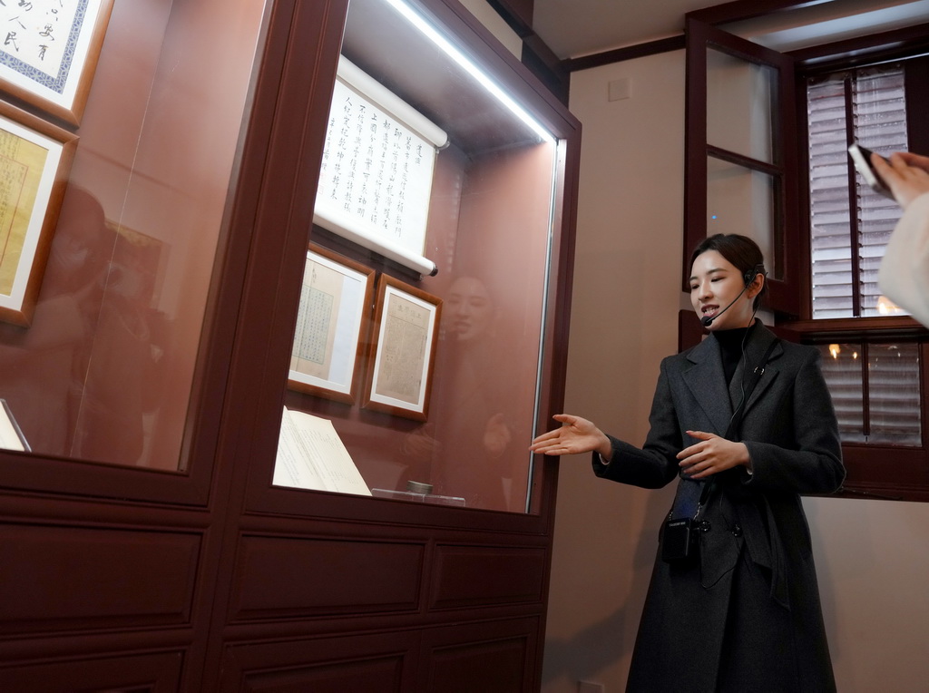 3月23日，講解員在介紹舊址內的文物展品。