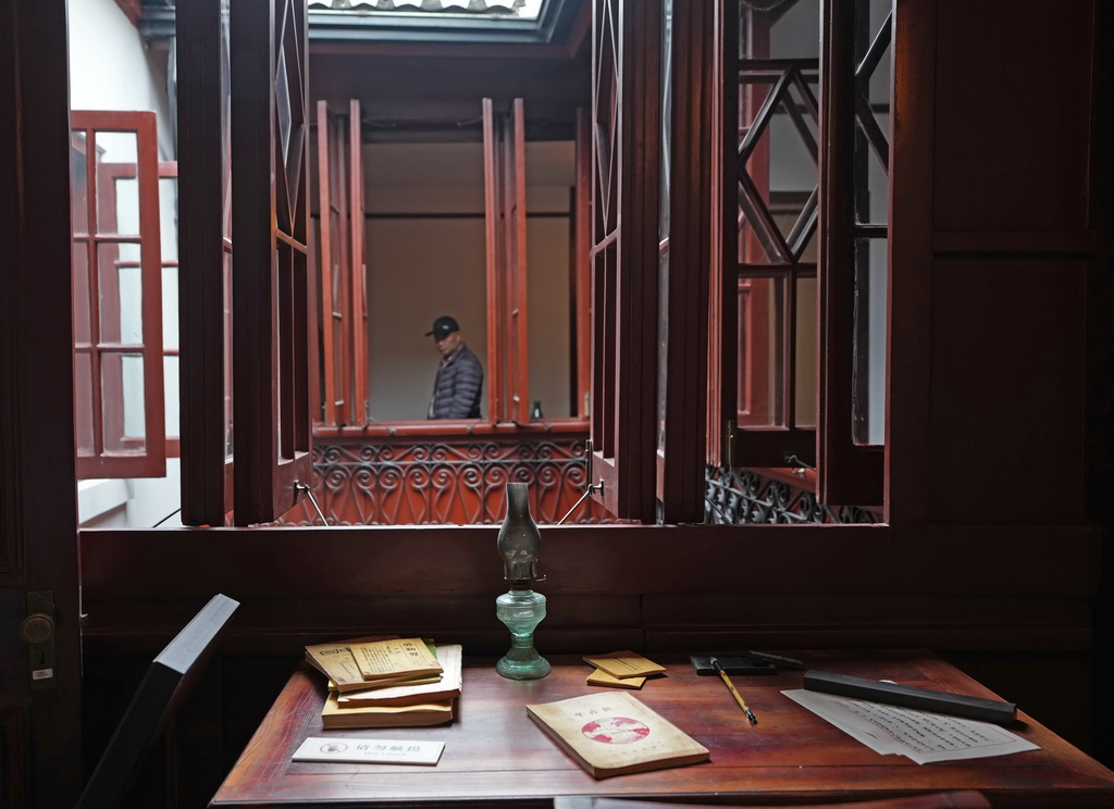 3月24日在旧址内拍摄的经过场景复原展示的书桌。