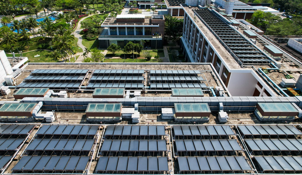 在博鳌零碳示范区拍摄的东屿岛大酒店屋顶的光伏设备（3月19日摄，无人机照片）。