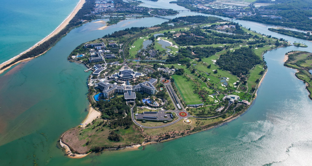 鸟瞰博鳌零碳示范区所在地海南省琼海市博鳌镇东屿岛（3月19日摄，无人机照片）。