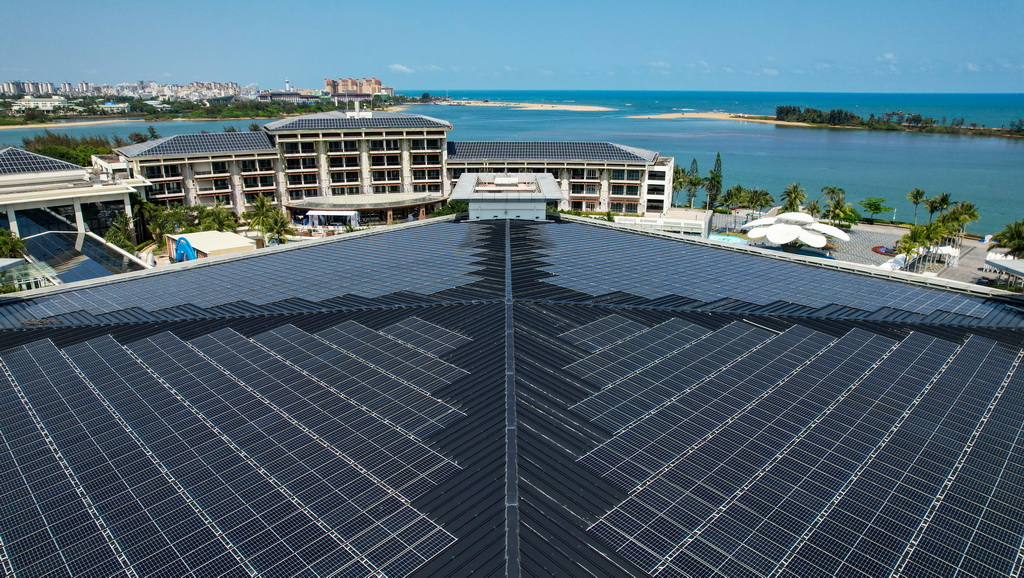 在博鳌零碳示范区拍摄的博鳌亚洲论坛国际会议中心和博鳌亚洲论坛大酒店屋顶的光伏设备（3月19日摄，无人机照片）。