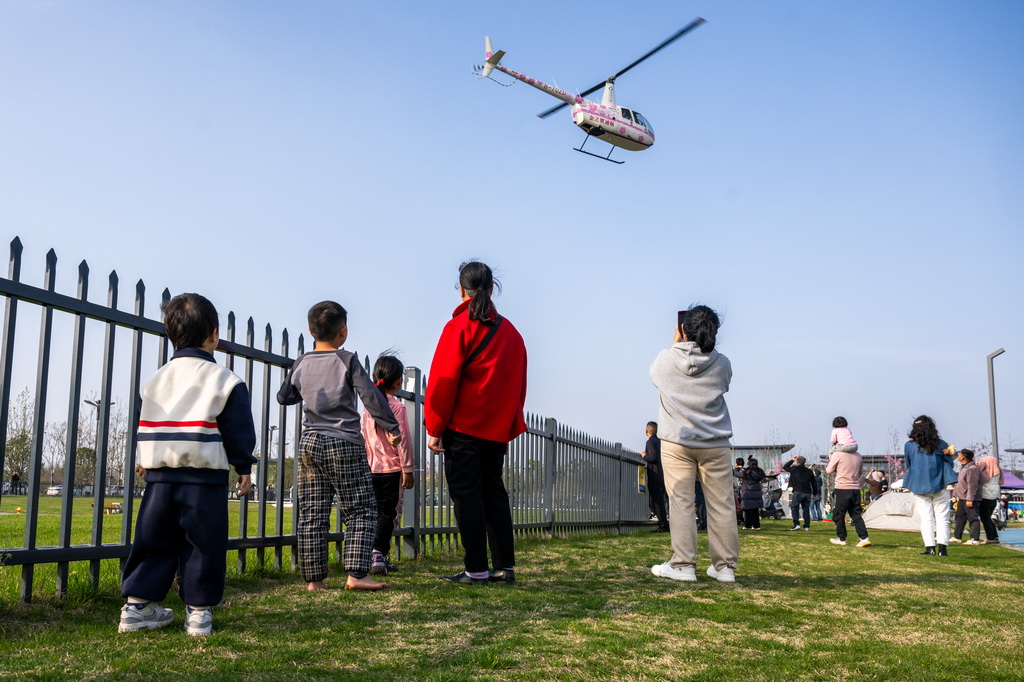 3月21日,游客在武汉未来荟低空文旅产业示范园游览。