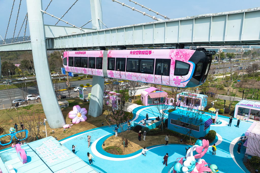 3月21日,一列空轨列车在运行中。