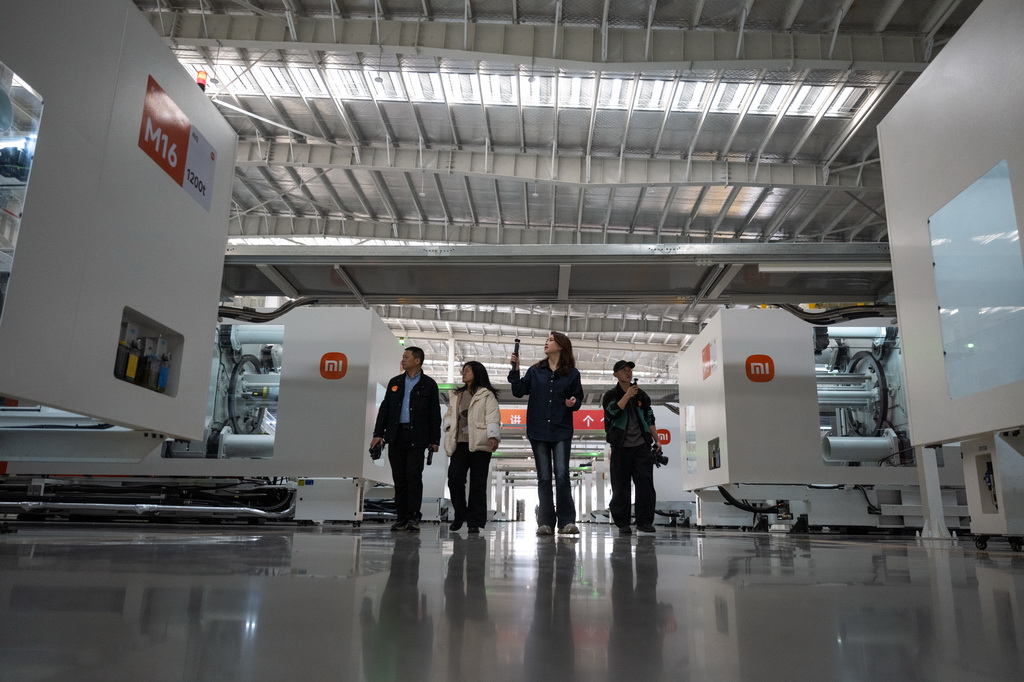 3月21日,参观者在位于武汉的小米智能家电工厂参观。