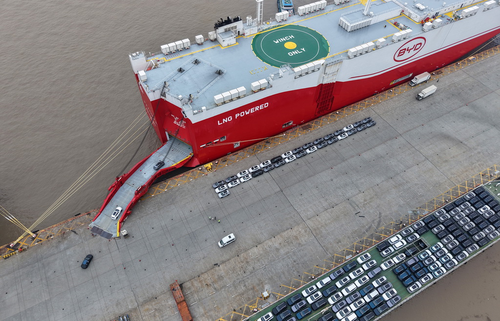 3月24日，国产新能源汽车驶入停靠在码头上的汽车滚装船（无人机照片）。