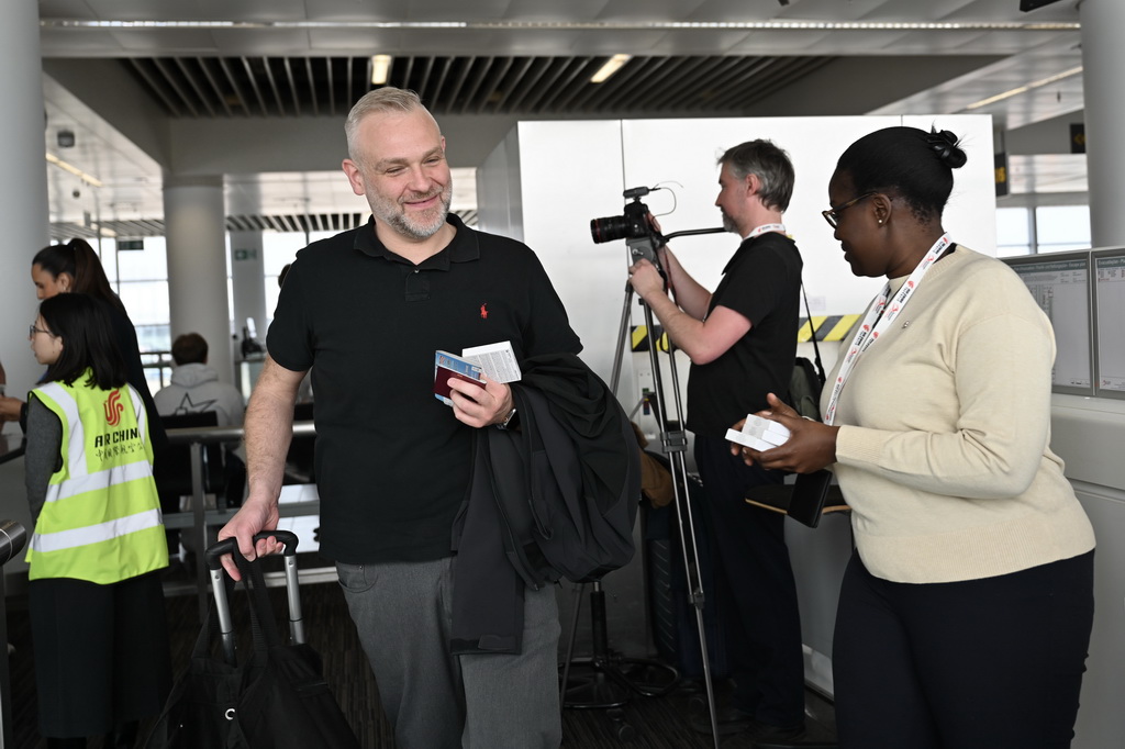 3月24日，在比利时布鲁塞尔国际机场，搭乘首航航班的乘客准备登机。