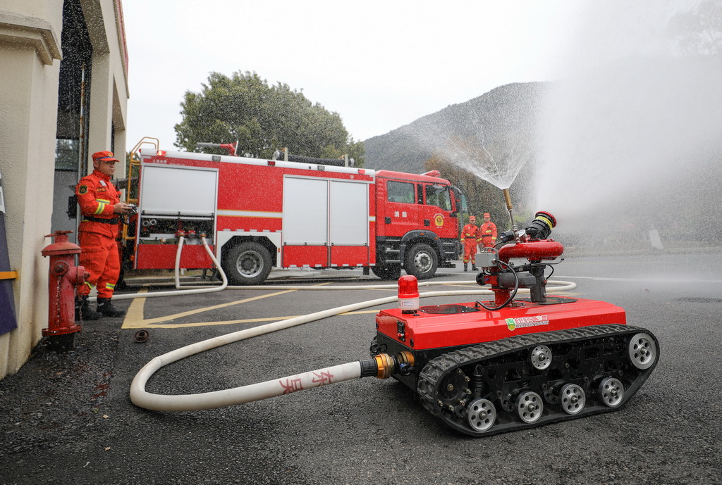 3月24日，在浙江省寧波市鄞州區，當地綜合森林火災應急救援隊隊員使用移動水泵進行滅火演練。新華社記者 杜瀟逸 攝