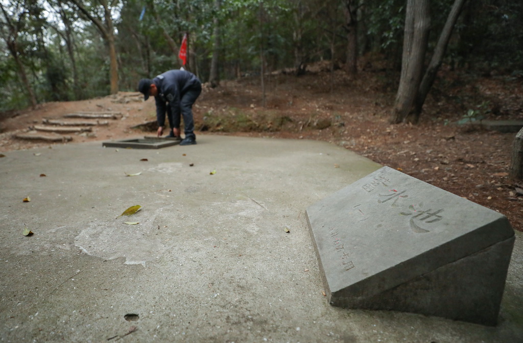 3月23日，在浙江省寧波市鎮海區九龍湖旅游度假區，工作人員檢查登山步道旁的蓄水池情況。景區定期檢查蓄水池，保証池中有足量水、井蓋可順利開啟。新華社記者 杜瀟逸 攝