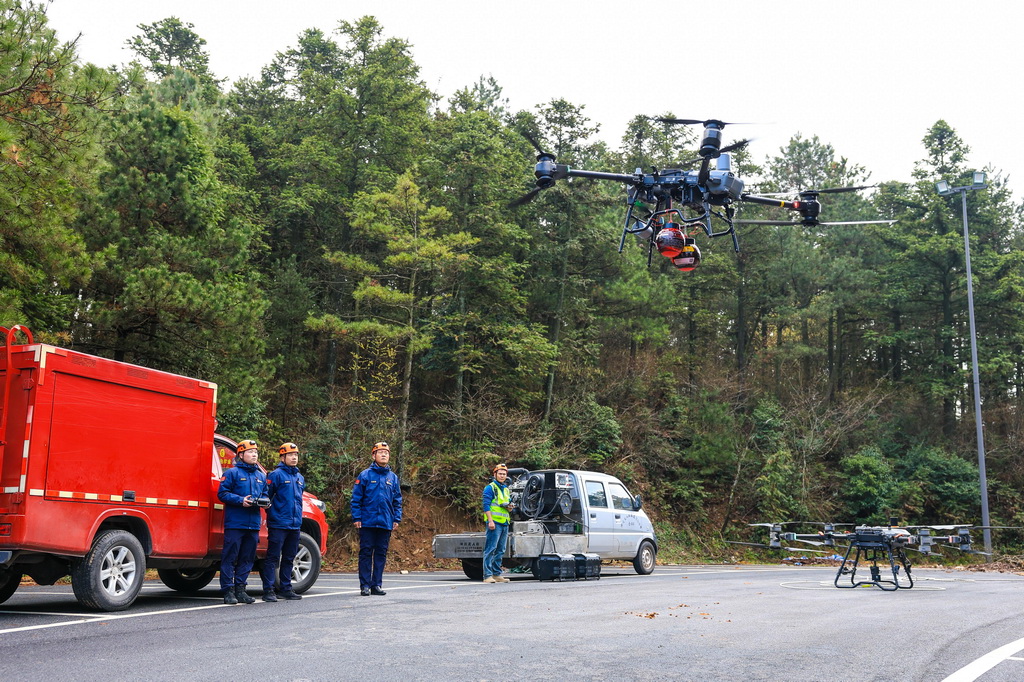3月25日，在浙江省金華市北山林場，金華市無人機應急消防智慧救援大隊進行無人機滅火演練。新華社記者 江漢 攝