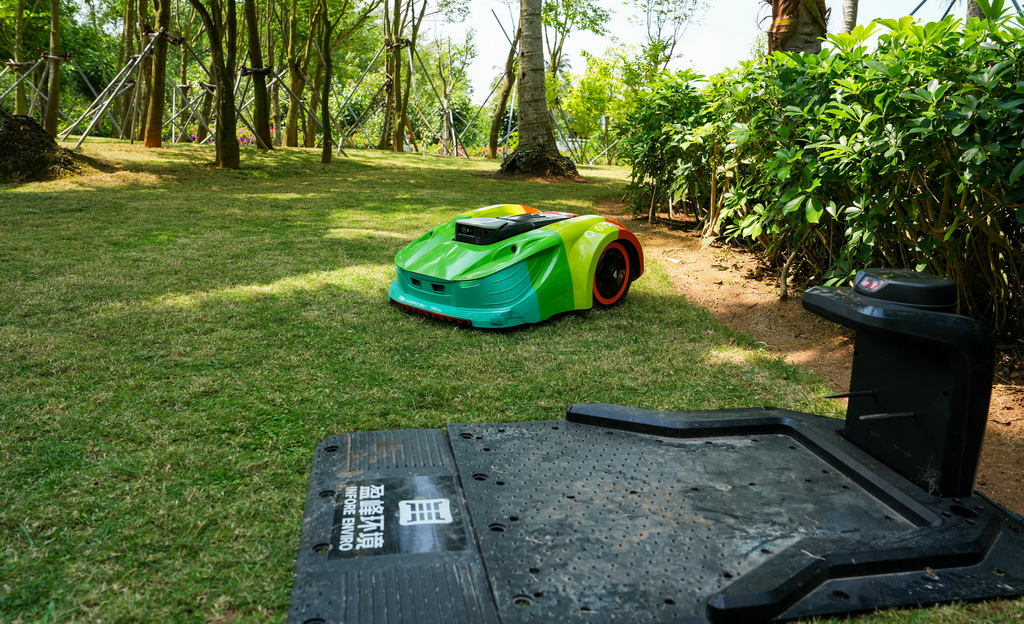 3月25日,智能无人割草机在中国(海南)南海博物馆周边草坪上作业。新华社记者 刘莲芬 摄