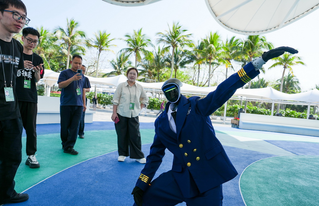 3月24日,人形机器人在海南省琼海市博鳌镇东屿岛跳舞。新华社记者 刘莲芬 摄