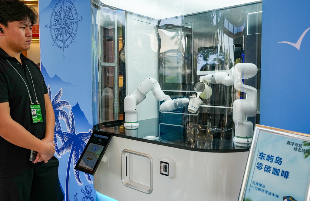 3月24日,在海南省琼海市博鳌镇东屿岛的零碳智屋,机器臂为宾客制作咖啡。新华社记者 刘莲芬 摄