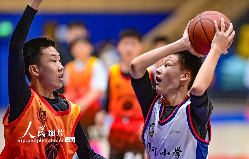 内蒙古呼和浩特:篮球小将赛场争锋