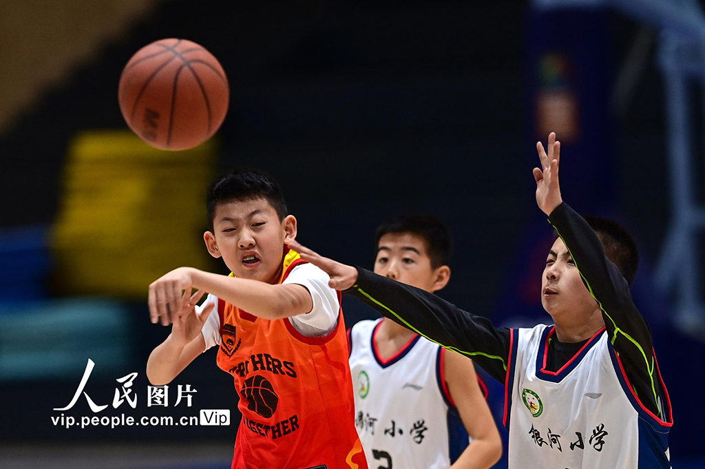内蒙古呼和浩特：篮球小将赛场争锋【2】