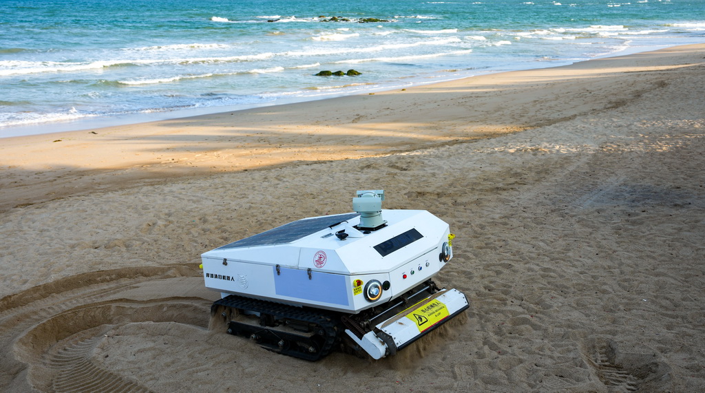 岸灘清掃機器人在海南省瓊海市博鰲鎮海灘作業(3月23日攝)。新華社記者 楊冠宇 攝