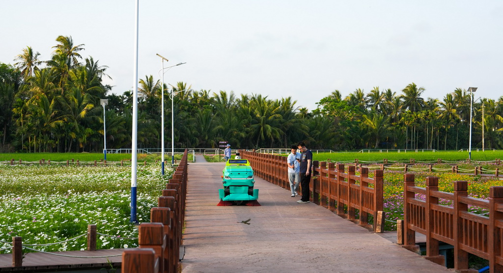 智能清掃機器人在海南省瓊海市博鰲鎮南強村作業(3月23日攝)。新華社記者 楊冠宇 攝