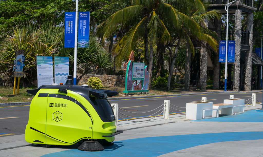 小蜜蜂智慧清潔機器人在位於海南省瓊海市潭門鎮排港村作業(3月25日攝)。新華社記者 楊冠宇 攝
