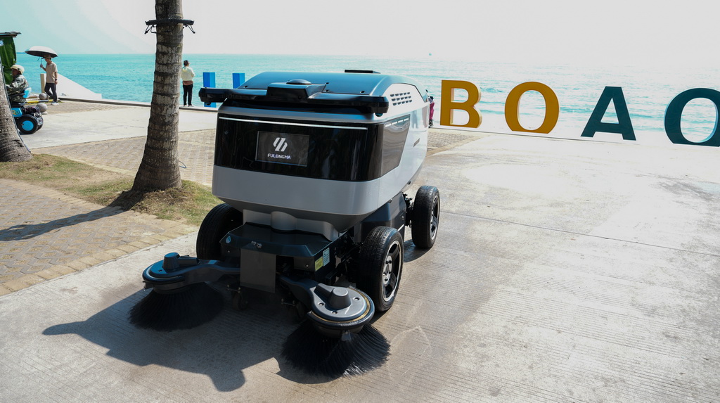 智能清掃機器人在海南省瓊海市博鰲鎮作業（3月25日攝）。新華社記者 劉蓮芬 攝