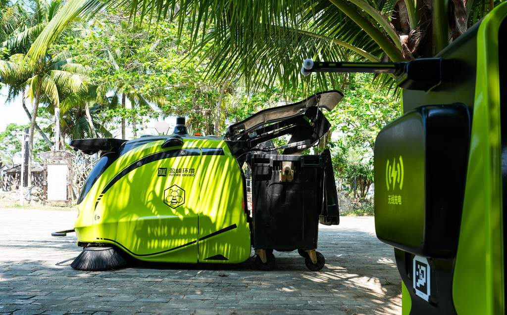 小蜜蜂智慧清潔機器人在海南省瓊海市潭門鎮排港村作業(3月25日攝)。新華社記者 劉蓮芬 攝