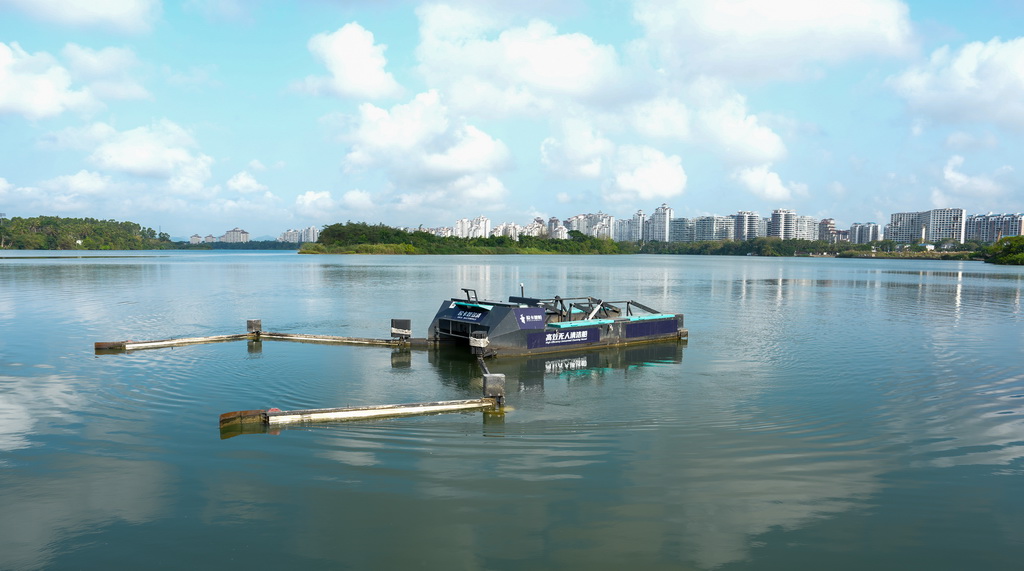 水上智慧環衛無人清潔船在萬泉河水面作業（3月25日攝）。新華社記者 劉蓮芬 攝