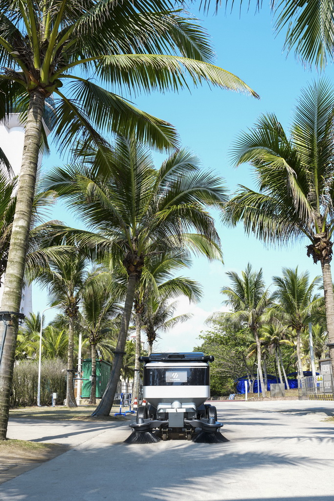 智能清掃機器人在海南省瓊海市博鰲鎮作業（3月25日攝）。新華社記者 劉蓮芬 攝