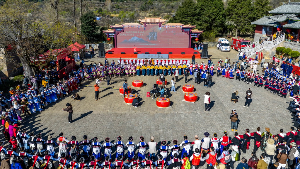 3月26日,人們在麗江市玉龍縣白沙鎮打跳(無人機照片)。