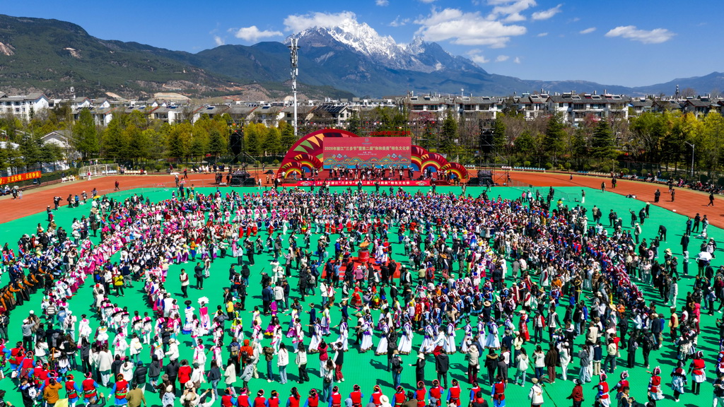 3月26日，人們在麗江市體育發展中心打跳（無人機照片）。