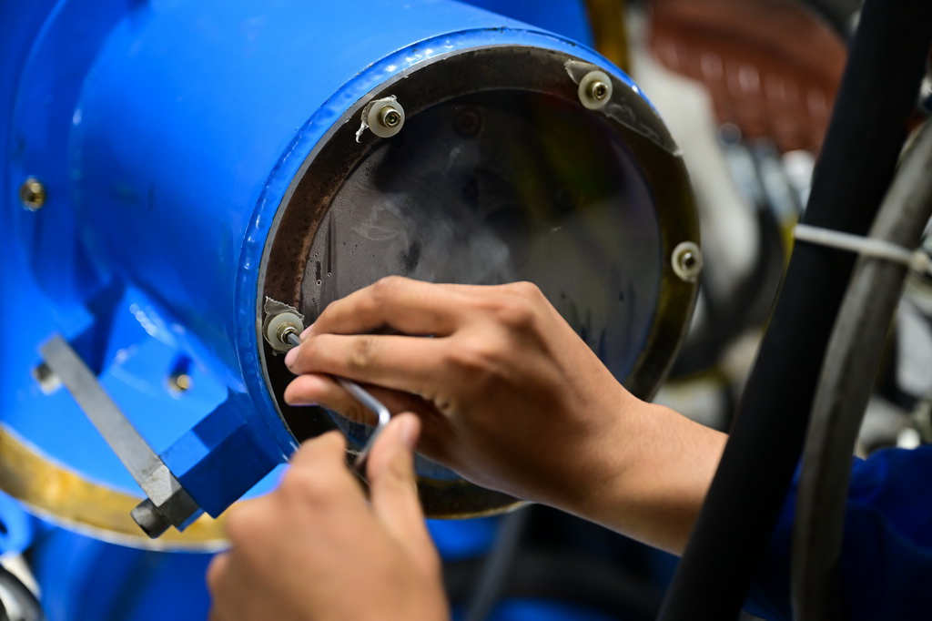 3月26日,施工人員在500千伏GIL(氣體絕緣輸電線路)管廊工程建設現場忙碌。