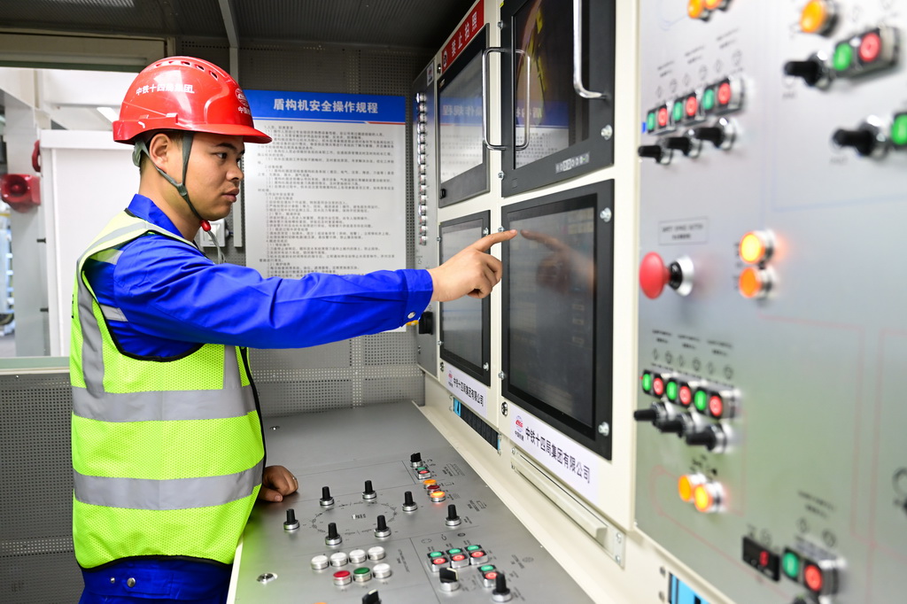 3月26日,施工人員在500千伏GIL(氣體絕緣輸電線路)管廊工程建設現場忙碌。