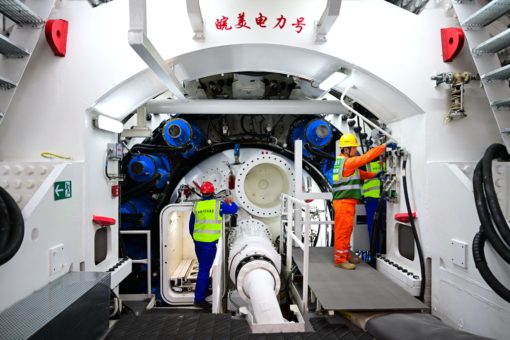 3月26日，施工人员在500千伏GIL（气体绝缘输电线路）管廊工程建设现场忙碌。