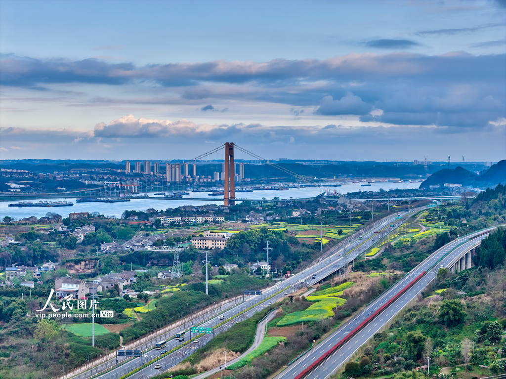 2026年3月26日,俯瞰湖北省宜昌市濱江岸線綠廊。