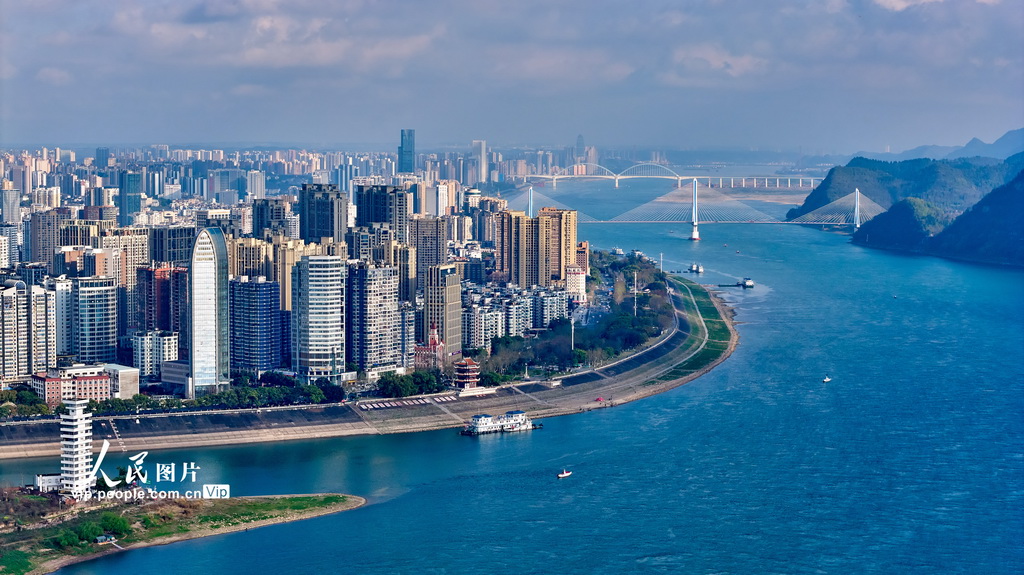 2026年3月26日,俯瞰湖北省宜昌市濱江岸線綠廊。