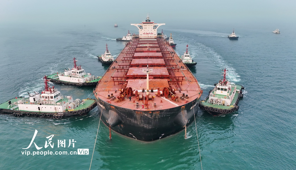 山東煙台：多部門協同助力20萬噸級無動力船舶靠港【2】