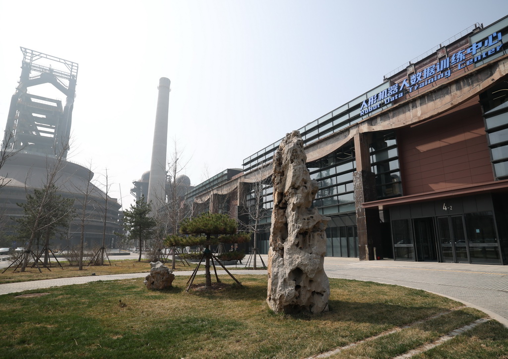 這是3月25日在北京市石景山區首鋼園內拍攝的人形機器人數據訓練中心外景。