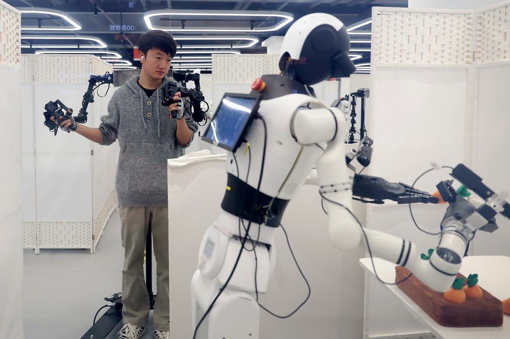 3月25日，在北京市石景山區首鋼園內的人形機器人數據訓練中心，工作人員在訓練機器人。新華社記者 張晨霖 攝