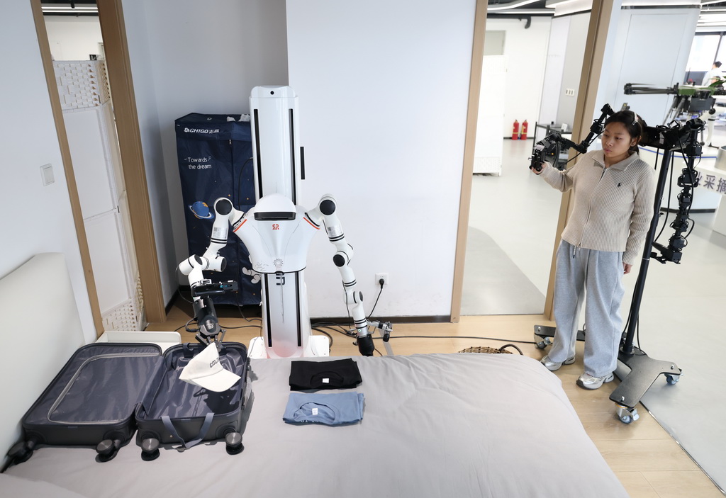 3月25日，在北京市石景山區首鋼園內的人形機器人數據訓練中心，工作人員在訓練機器人。新華社記者 張晨霖 攝