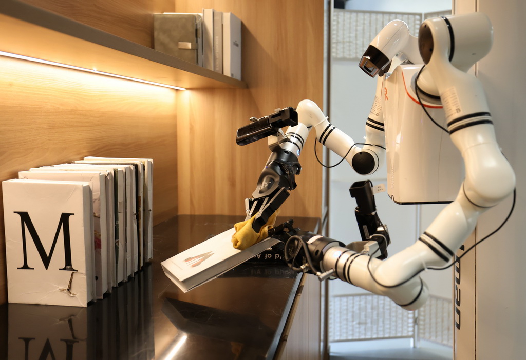 3月25日，在北京市石景山區首鋼園內的人形機器人數據訓練中心，一款機器人在模擬“家居生活”場景中工作。新華社記者 張晨霖 攝